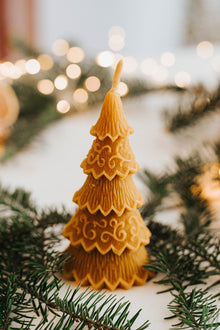 Świeca z wosku pszczelego - choinka ozdobiona