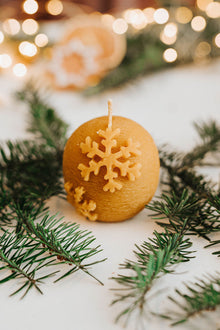 Świeca z wosku pszczelego - kula z płatkiem śniegu